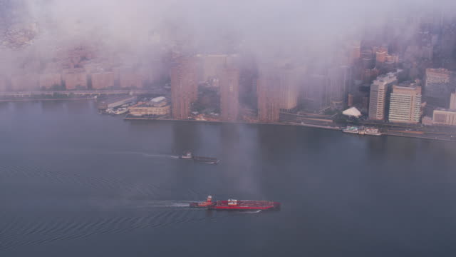 Vista-aérea-de-barcazas-en-el-río-Hudson.