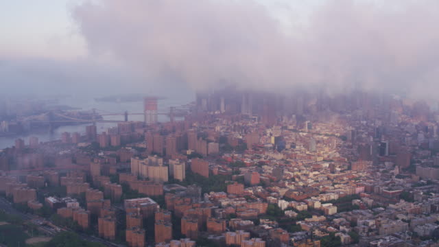 Luftaufnahme-von-niedrigen-Wolken-über-Manhattan-und-East-River.