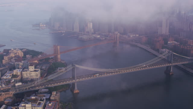 Luftaufnahme-von-niedrigen-Wolken-über-Manhattan-und-Brooklyn-Brücken.