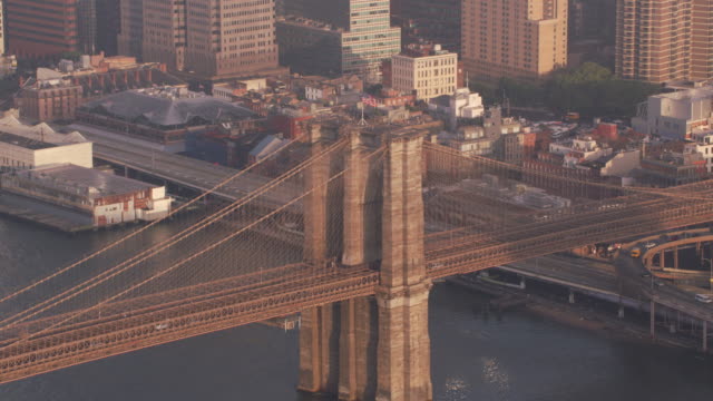 Luftaufnahme-der-Brooklyn-Bridge-und-Manhattan.