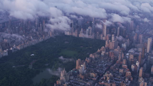 Luftaufnahme-von-Manhattan-mit-tiefhängenden-Wolken-bei-Sonnenaufgang.