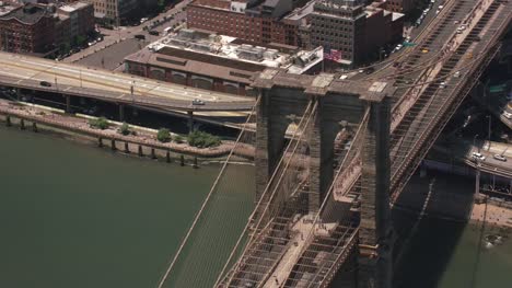 Closeup-Luftaufnahme-der-Brooklyn-Bridge.