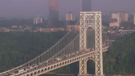 Luftaufnahme-des-George-Washington-Brücke-entlang-des-Hudson-River.