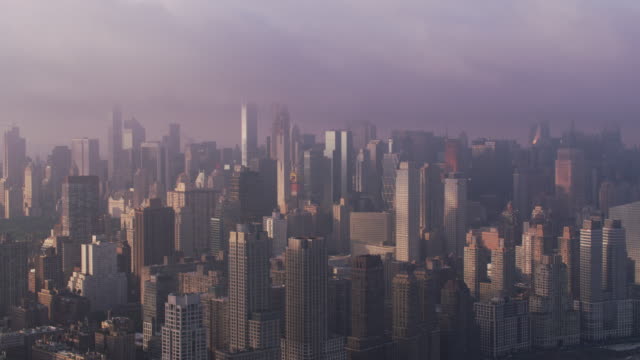 Vista-aérea-de-los-edificios-de-Manhattan-en-la-luz-de-la-hermosa-mañana.