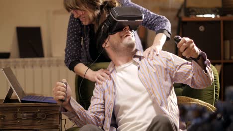 Freunde,-die-Virtual-Reality-Spiel-zusammen-spielen