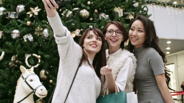 Freundinnen-unter-Weihnachten-Selfie