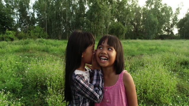 4K-zwei-kleine-Mädchen-Flüstern-erzählen-Geheimnisse,-Witz-Geschichte