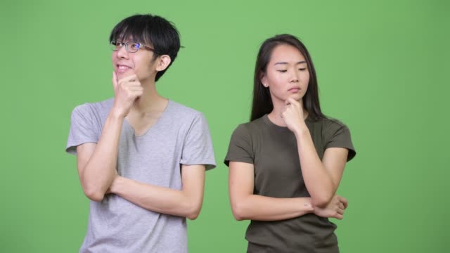 Junge-asiatische-paar-denken-zusammen