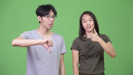 Joven-pareja-asiática-teniendo-diferentes-decisiones-juntos
