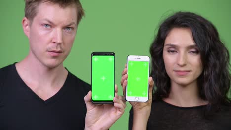 Junges-Paar-zeigt-Handy-zusammen