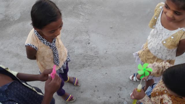 Indische-Kinder-Seifenblasen-und-spielen-mit-Freunden