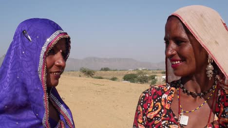 Porträt-von-zwei-Freunden-in-traditionellen-Kleidern-in-der-Wüste-hautnah