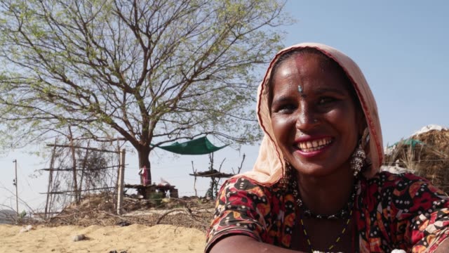 Retrato-de-mujer-tribal-India-relajado-sonriendo-con-alegría-y-calma