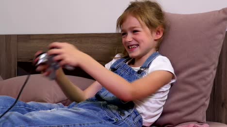 Fröhliches-Mädchen-spielt-Computerspiel