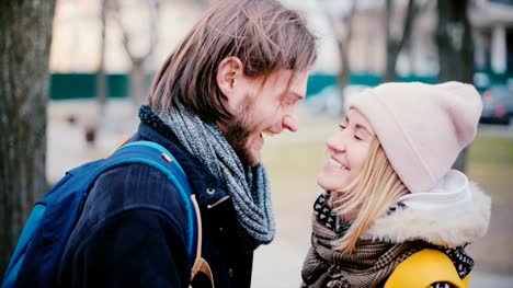 Glücklich-lächelnden-jungen-europäischen-romantisch-zu-zweit-stehen-dicht-beieinander-sahen-einander-an-einem-Tag-an-einem-kalten-Wintertag.