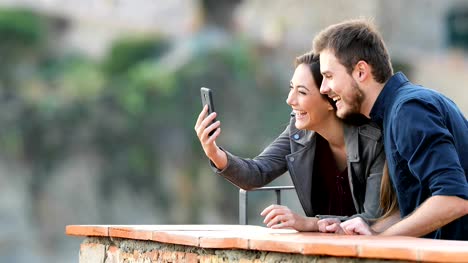 Glückliche-Paare,-die-haben-eines-Videoanrufs-mit-einem-Smartphone