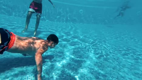 Unterwasser-junge-Spaß-im-Schwimmbad