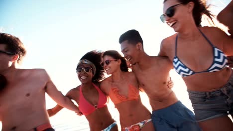 Grupo-de-amigos-saltar-feliz-juntos-en-la-playa