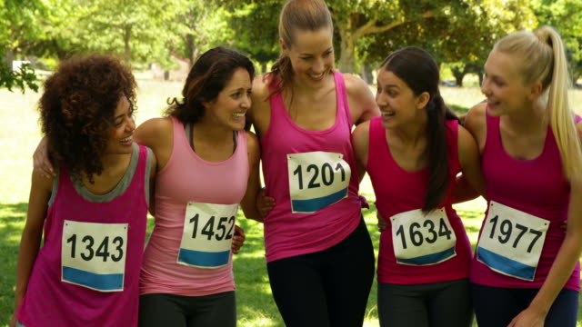 Mujer-feliz-de-carreras-de-color-rosa-para-la-concientización-del-cáncer-de-mama