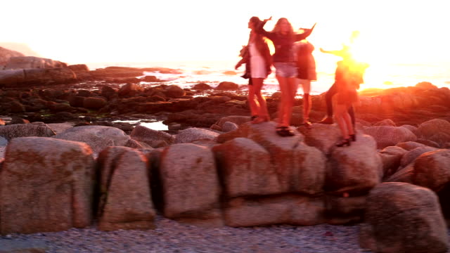 Hipster-unterhaltsame-Freunde,-Tanzen-am-Strand-bei-Sonnenuntergang