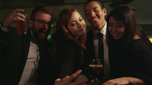 Eine-Gruppe-von-gut-gekleidete-Freunde-in-einem-Nachtclub-unter-Selfies-mit-einem-Handy