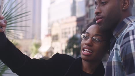 Afrikanische-amerikanische-Paar-in-einer-Stadt-die-Bilder-zusammen-mit-einem-Handy,-Nahaufnahme