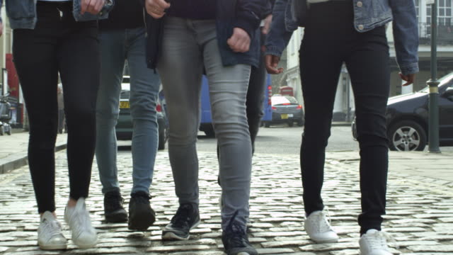Close-Up-de-adolescentes-caminando-por-urbano-Calle-tiro-de-R3D