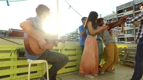 Musiker,-spielt-Gitarre,-Gruppe-von-Personen,-die-Selfies-auf-Party-auf-dem-Dach