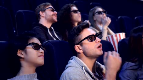 Gente-ver-película-3D-en-el-cine