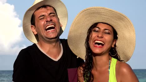 Glückliches-Touristenpaar-lacht-und-lächelt