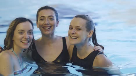 Drei-Mädchen-haben-Spaß-im-Pool