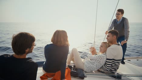 Gruppe-von-Menschen,-die-sich-auf-einer-Yacht-im-Meer-entspannen.
