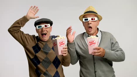 Senioren-mit-3D-Brille-und-Popcorn,-Angst