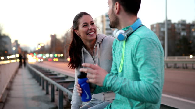 Hermosa-pareja-hablando-después-de-fitness-hacer-ejercicio-y-correr