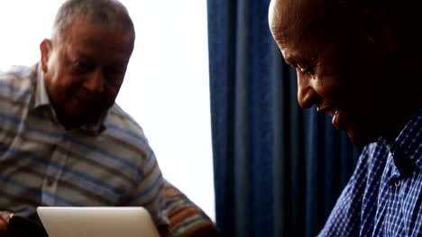 Amigos-seniors-usando-laptop-4k