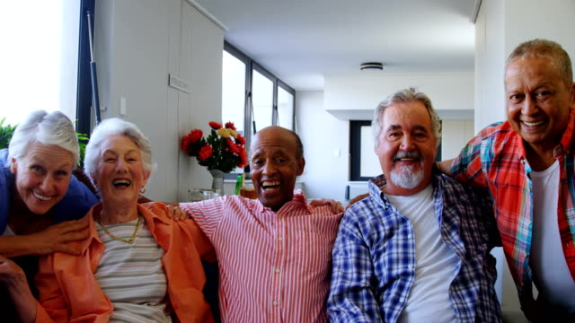 Glücklich-Senioren-Freunde-Spaß-während-Sie-gemütlich-auf-dem-Sofa-4k