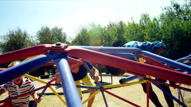 Schüler-spielen-auf-Kuppel-Kletterer-auf-Spielplatz