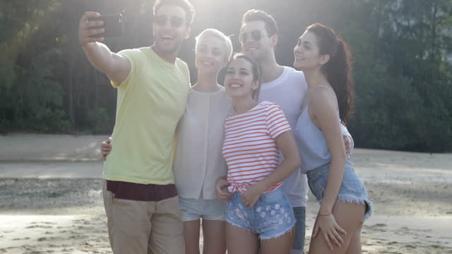 Menschen-fotografieren-Selfie-zusammen-am-Strand,-Young-Friends-Gruppe-posiert-im-freien-Tageslicht
