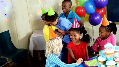 Los-niños-que-se-divierten-entre-sí-durante-el-cumpleaños-del-partido-4k