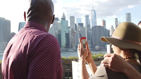 Touristen,-die-Aufnahme-der-Skyline-von-Manhattan-auf-dem-Handy