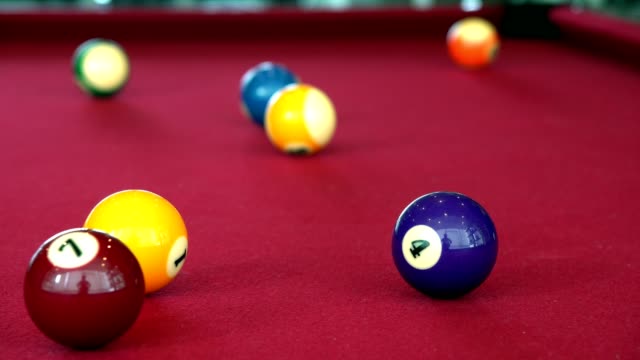 Jugando-al-Juego-de-pool-billar-en-mesa-de-fieltro-rojo.-Se-trata-de-deportes