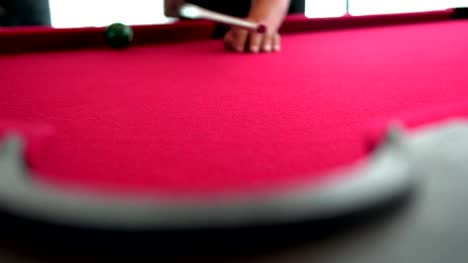 Das-Pool-Billard-Spiel-auf-roten-Filz-Tabelle.-Das-ist-Sport