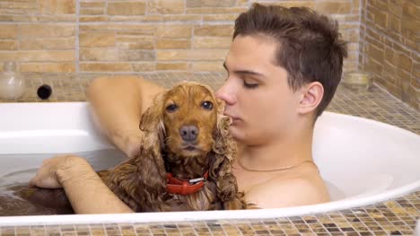 Hombre-y-perro-se-lava-en-un-baño-caliente