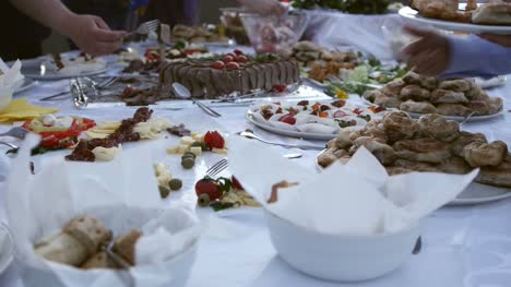 Menschen,-die-füllen-ihre-Teller-mit-Essen-an-einem-schwedischen-Tisch