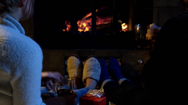 Romantic-couple-relaxing-in-front-of-a-fire