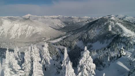 Verschneite-Luftaufnahmen-zeigen-Winter-Mountain-Sport-Ski-und-Snowboard-Resort