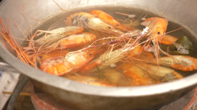 4k,-close-up,-someone-cooks-shrimps-in-a-saucepan.-Slow-motion