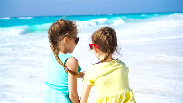 Niños-felices-divirtiéndose-juntos-en-la-playa