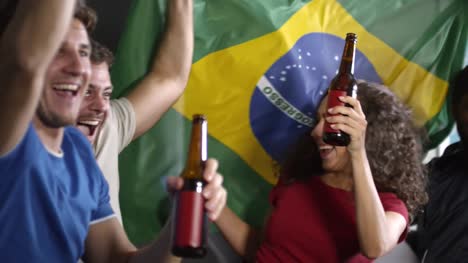 Amigos-animando-el-equipo-Brasil-mientras-viendo-TV-partido