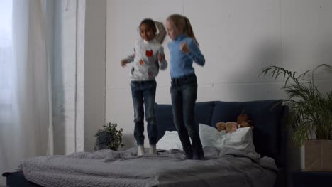 Positiven-Multi-ethnischen-Kinder-springen-auf-dem-Bett